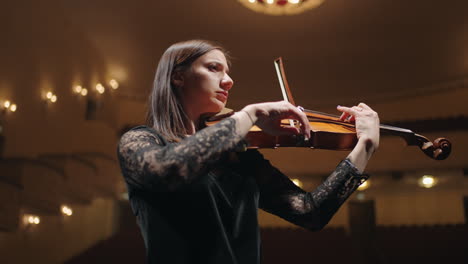una talentosa violinista está tocando el violín en una vieja ópera retrato de una mujer músico inspirado