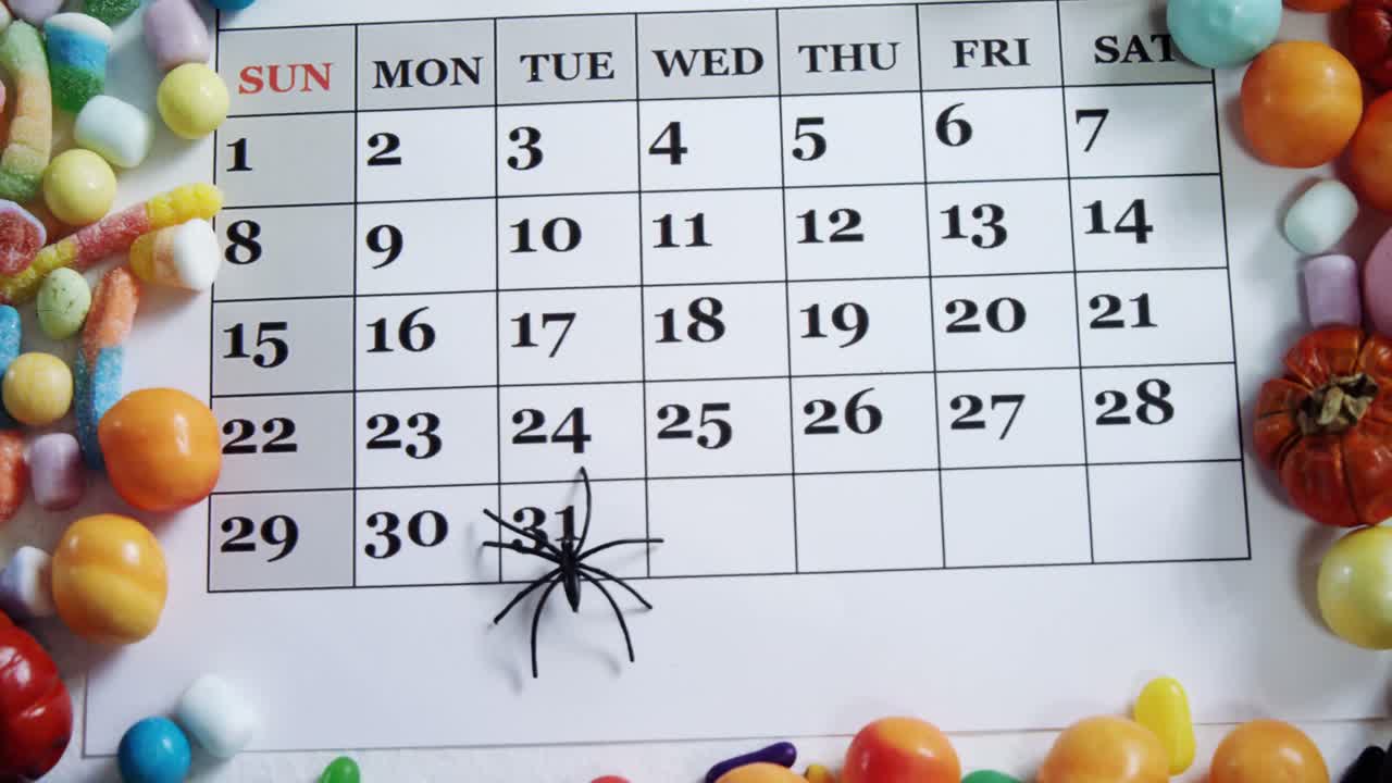 araña falsa en un calendario con varios alimentos dulces 4k