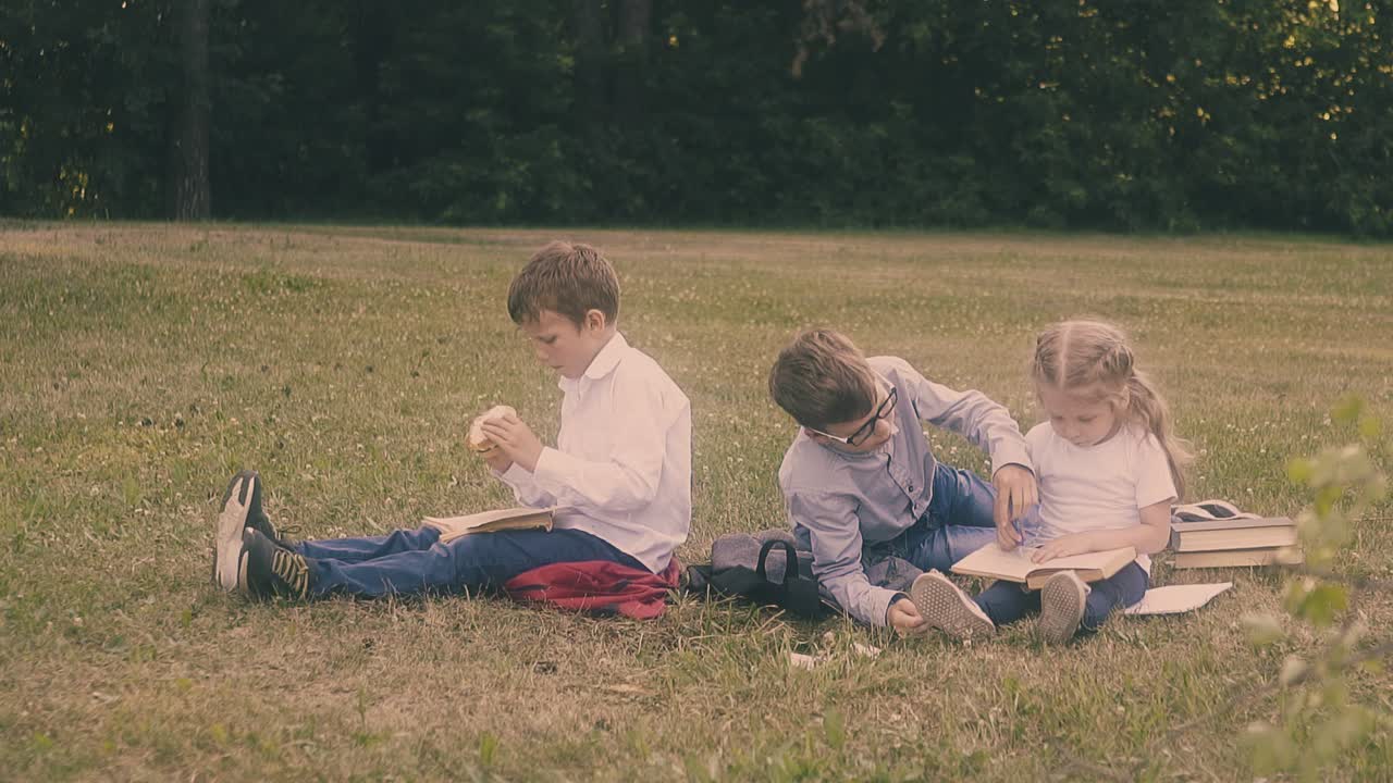 안경 을 입은 소년 은 반 친구 의  ⁇  에 앉아 있는 소녀 에게 수학 을 설명 한다