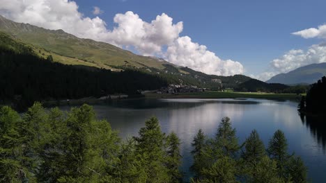 una tranquila vista aérea del lago silvaplanersee en graubünden, suiza, ubicado entre densos bosques y majestuosas montañas, que muestra la belleza serena y el encanto pacífico de la naturaleza alpina.