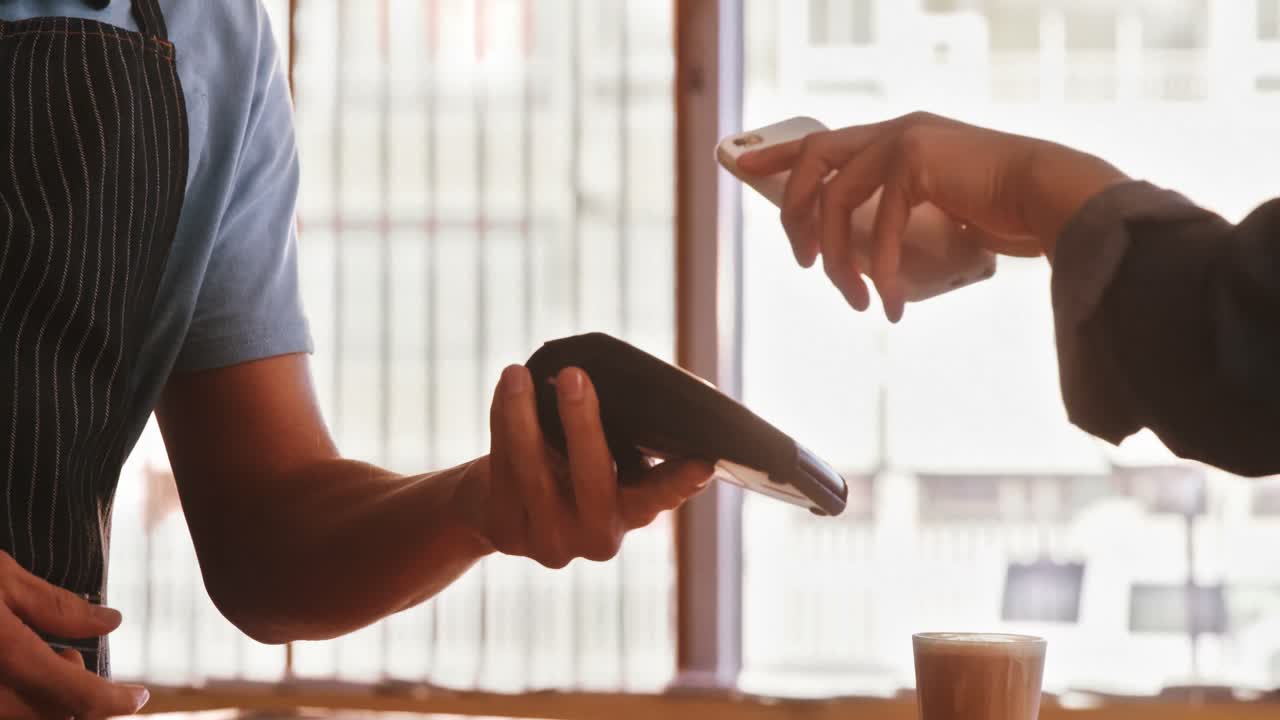 mujer pagando la factura con un teléfono inteligente