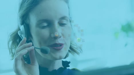 animación del globo con iconos sobre mujer de negocios caucásica usando auriculares de teléfono.