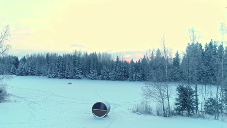 Gefrorene-Winterwunderlandschaft,-Einsame-Hütte-Im-Wald,-Verschneite-Baumwälder-In-Der-Wildnis