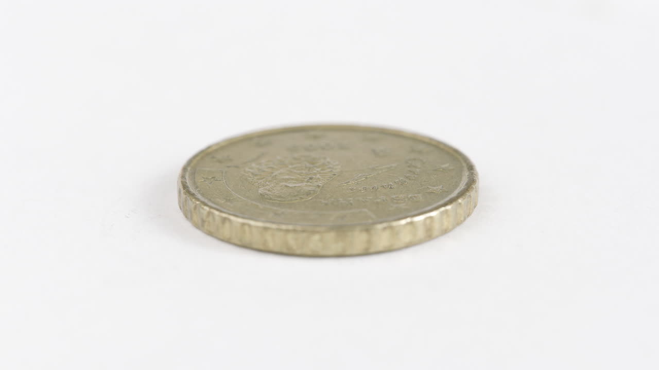 moneda de la moneda de los ee.uu. colocada plana sobre una mesa blanca