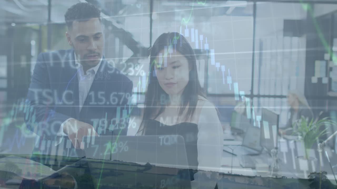 Animación de procesamiento de datos del mercado de valores sobre diversos empresarios y empresarias discutiendo.