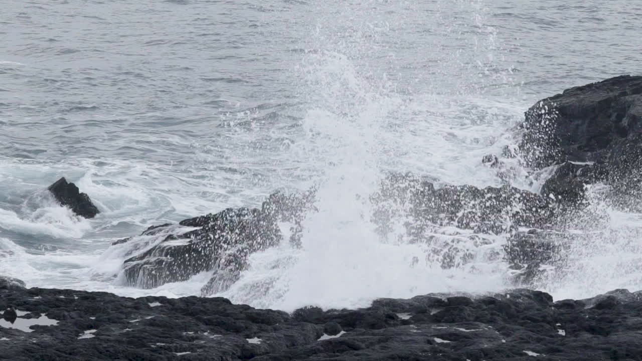 아이슬란드의 블랙 비치와 함께 바위 해안에서 파도가 깨지는