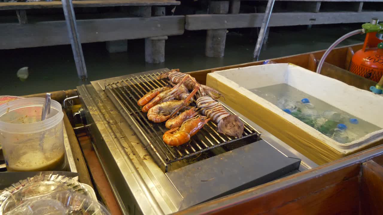 태국 사두아크 태국 의 첫 번째 떠다니는 시장 식품 상품 을 판매 하는 배