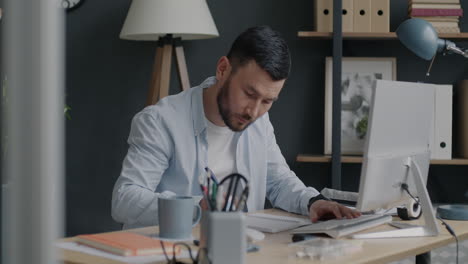 hombre trabajando en un escritorio