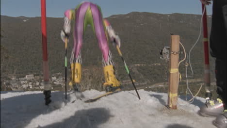 Ein-Skifahrer-Hebt-Von-Der-Startlinie-Ab