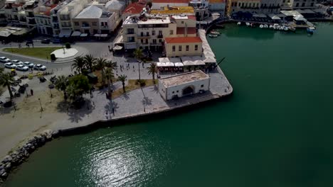 Gran-Ruina-En-El-Puerto-De-Rethymnon-En-Un-Día-Soleado-En-Grecia