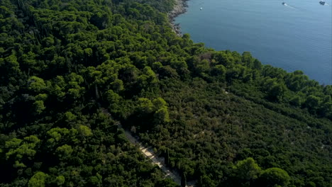 Insel-Lokrum-In-Kroatien,-Aus-Der-Luft-Gefilmt