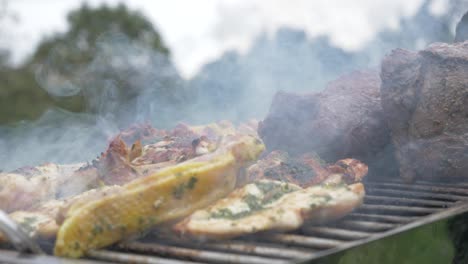 Nahaufnahme-Eines-Mannes,-Der-Darauf-Wartet,-Dass-Das-Fleisch-Auf-Dem-Grill-Gebraten-Wird