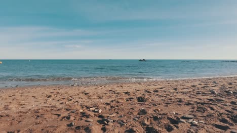 playa vacía en un día soleado