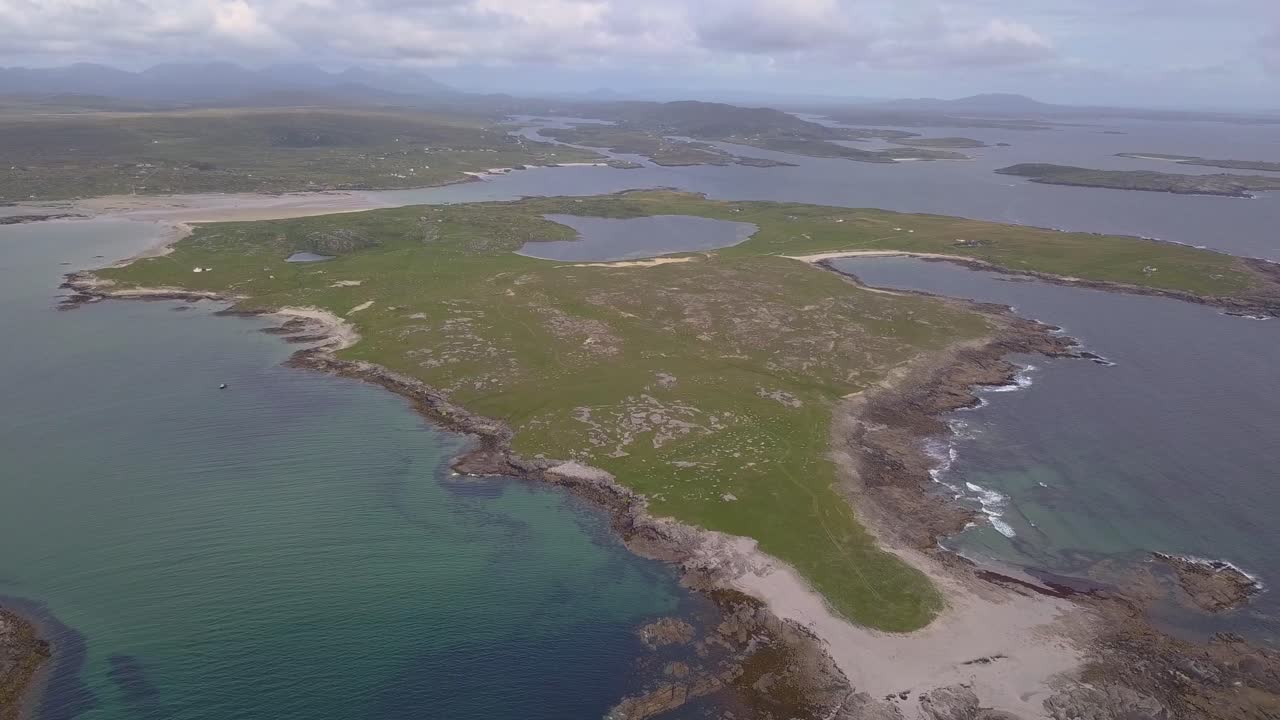 vista aérea de la isla de omey en la costa oeste de irlanda