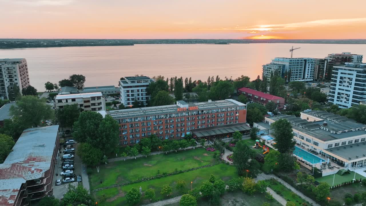 루마니아 콘스탄타의 마마이아 해변의 항공 영상