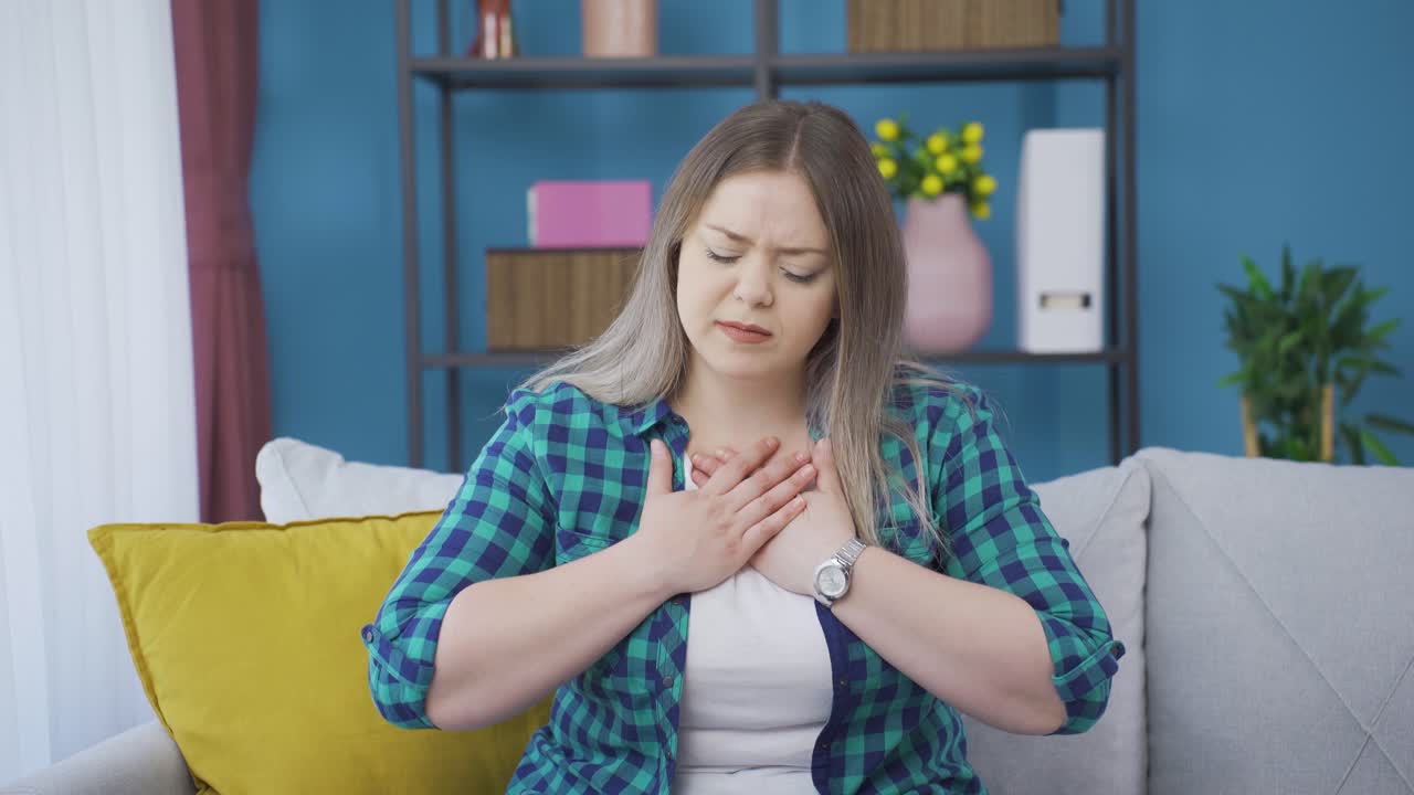 mujer joven con dolor en el pecho.