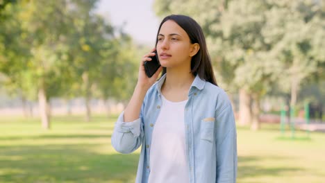 Jefe-Indio-Hablando-Por-Teléfono