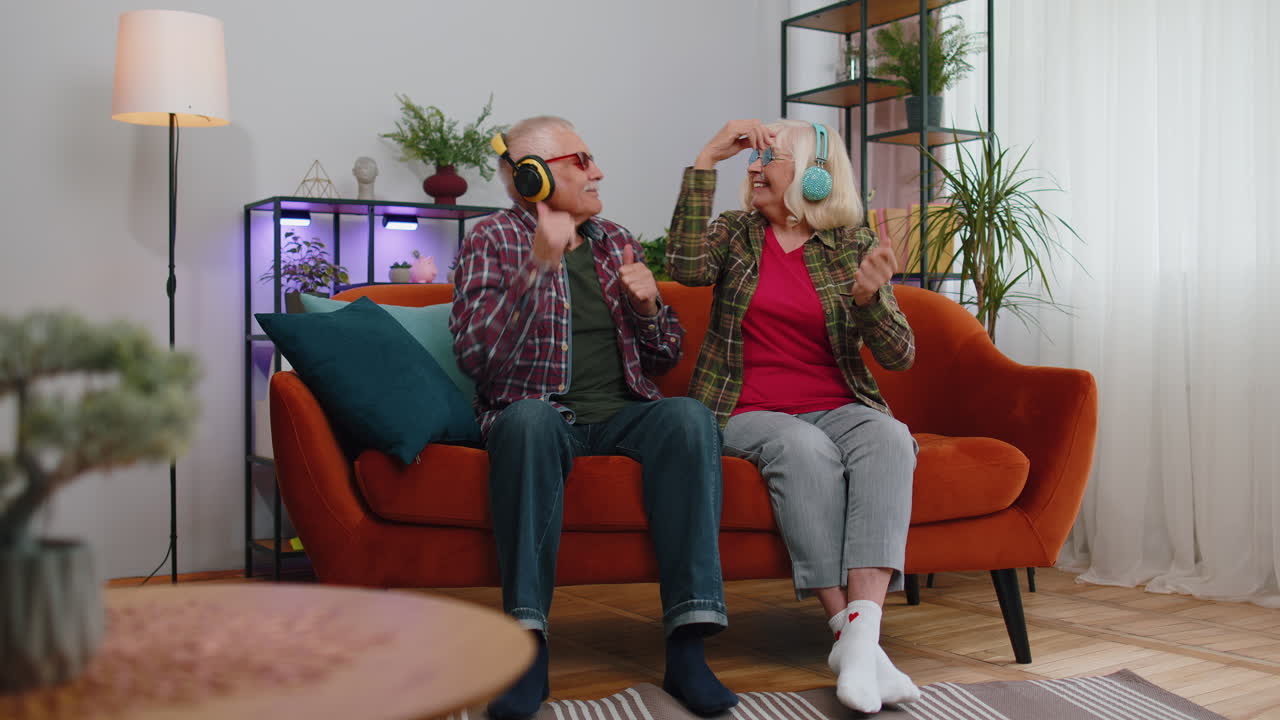 행복한 노인 할아버지, 할머니, 남자, 여자 음악을 듣고, 춤을 추고, 디스코를 추고, 집에서 즐거움을 즐기고