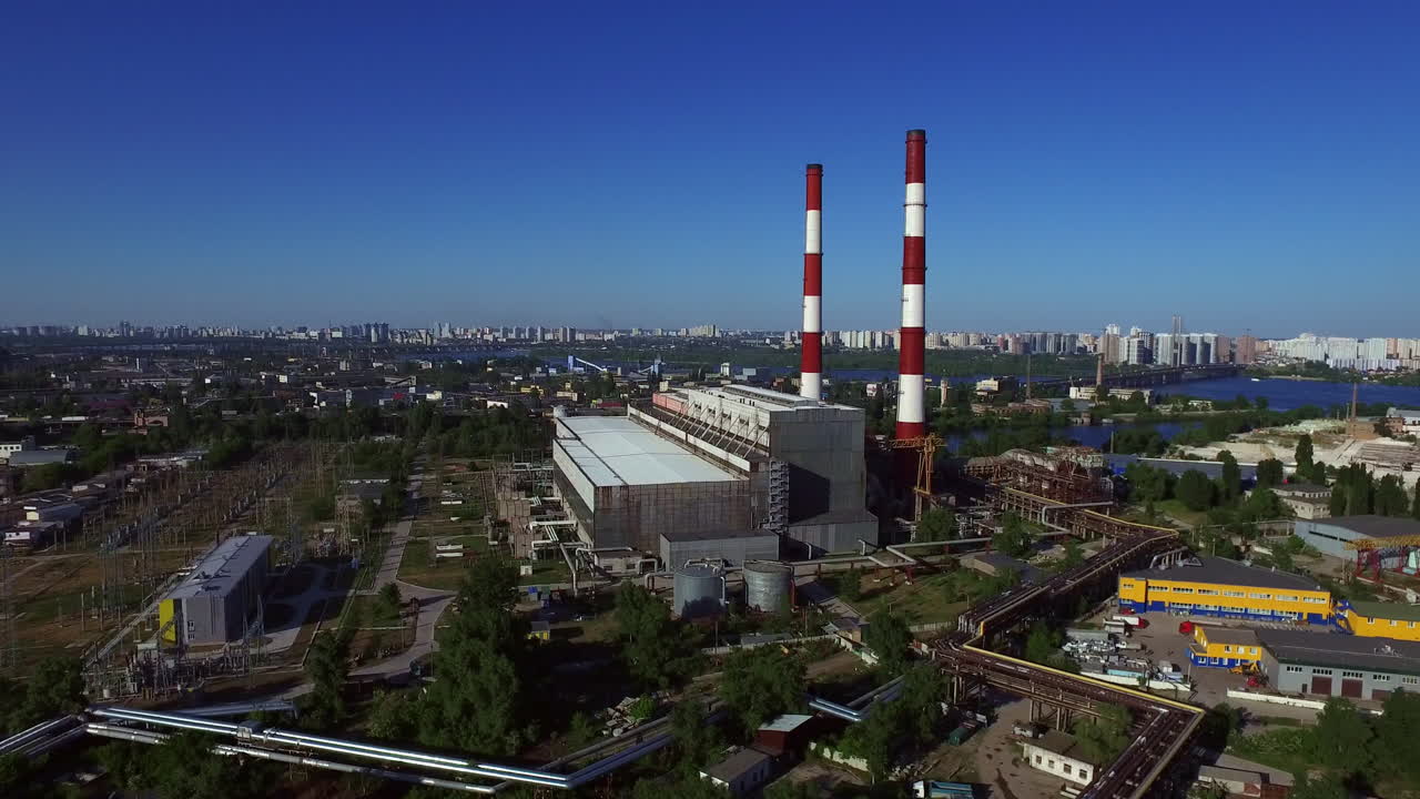 промышленные дымоходы в городской архитектуре. воздушный вид дымохода в промышленном городе