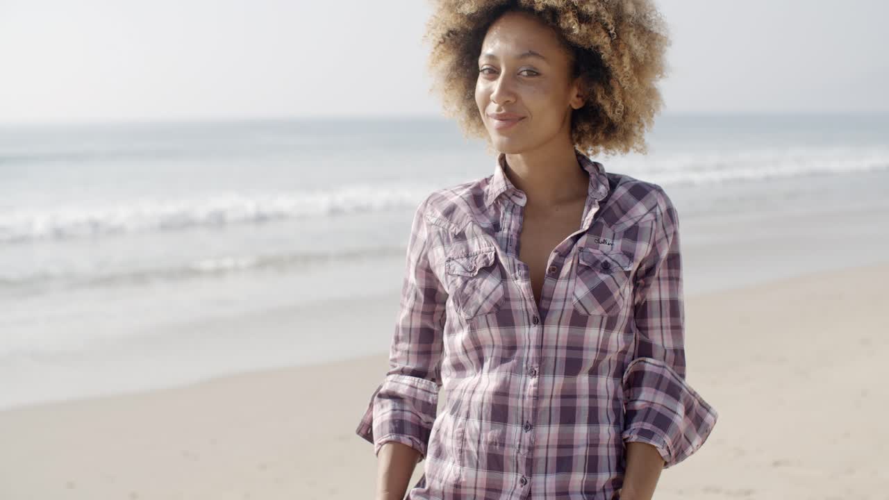 Bellissima giovane donna sulla spiaggia