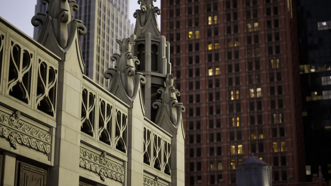 저녁에 현대적인 스카이 라인을 가진 역사적인 건물 세부 사항