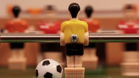 jugando al fútbol en la mesa de juego