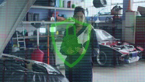 animación del icono de candado y escudo sobre una mecánica de automóviles de dos razas que usa una tableta en el garaje