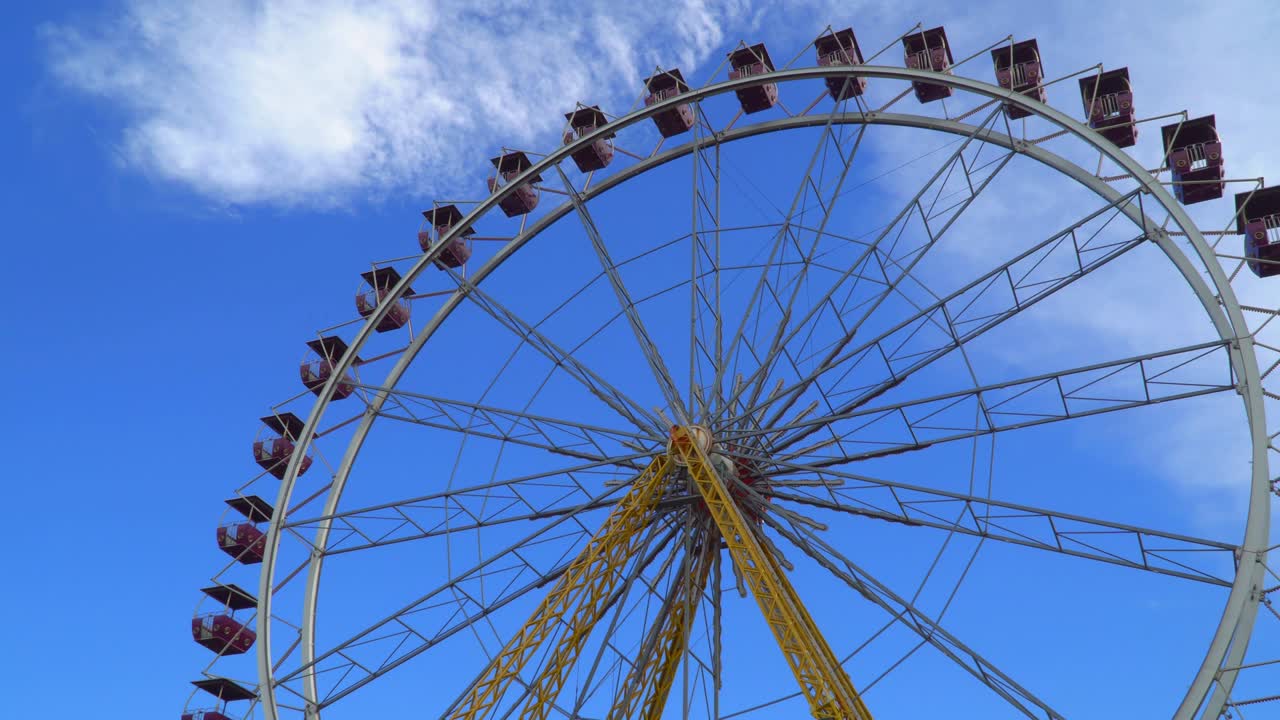 하 구름과 함께 파란 하늘에 대 한 페리스. 아래 뷰