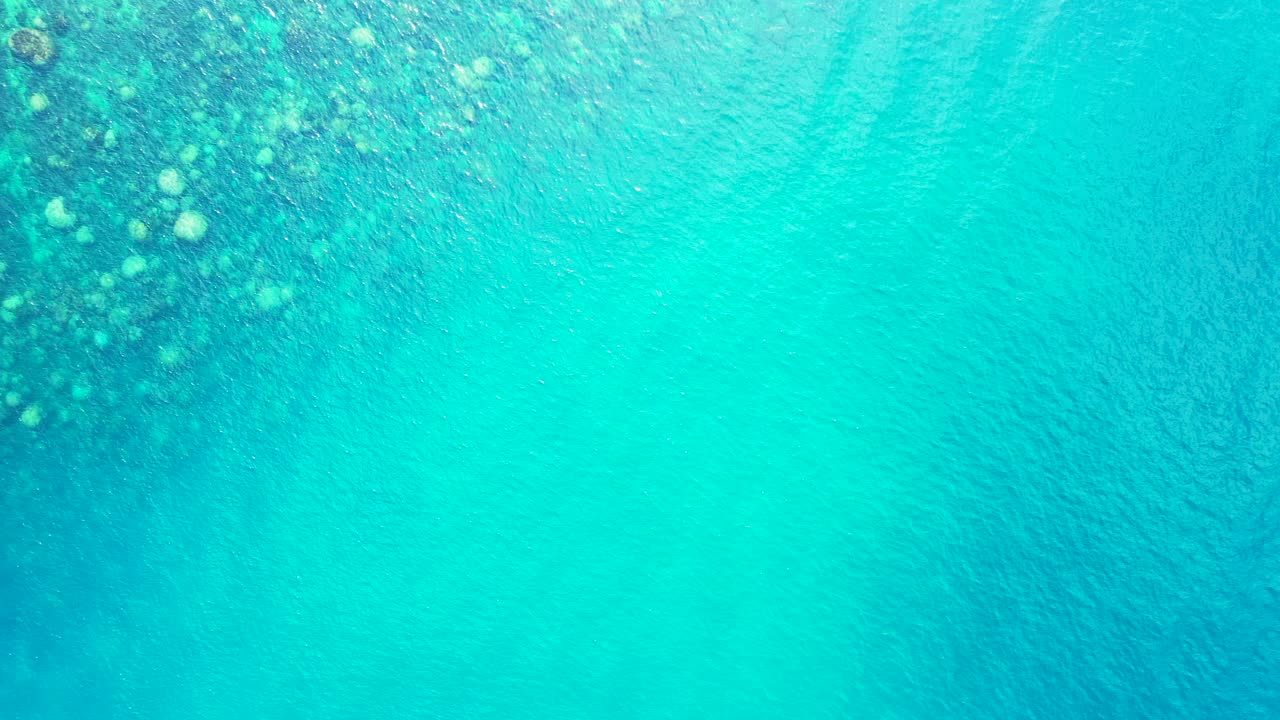 아름다운 무지개 빛깔의 아쿠아마린 바닷물