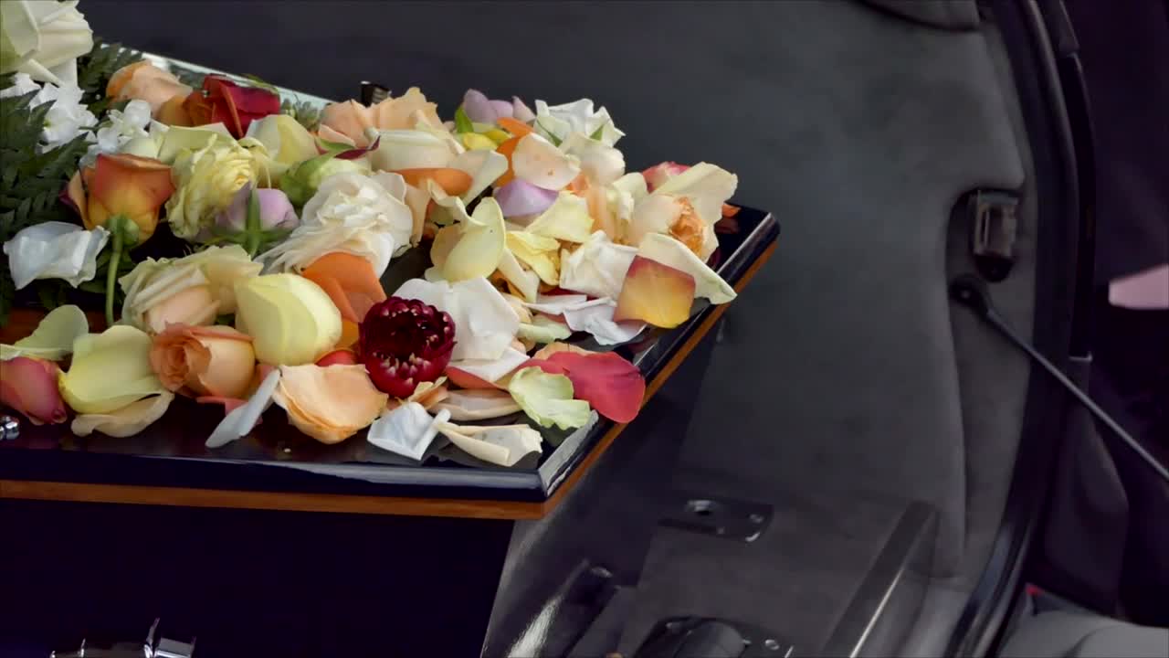 영구차나 예배당에 있는 장례식 관의 클로즈업 샷 또는 묘지의 매장