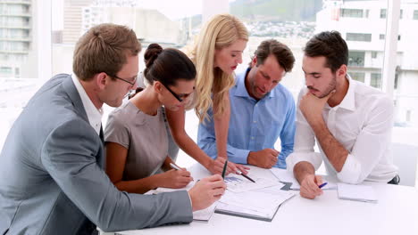 Gente-De-Negocios-Trabajando-Juntos-Durante-La-Reunión