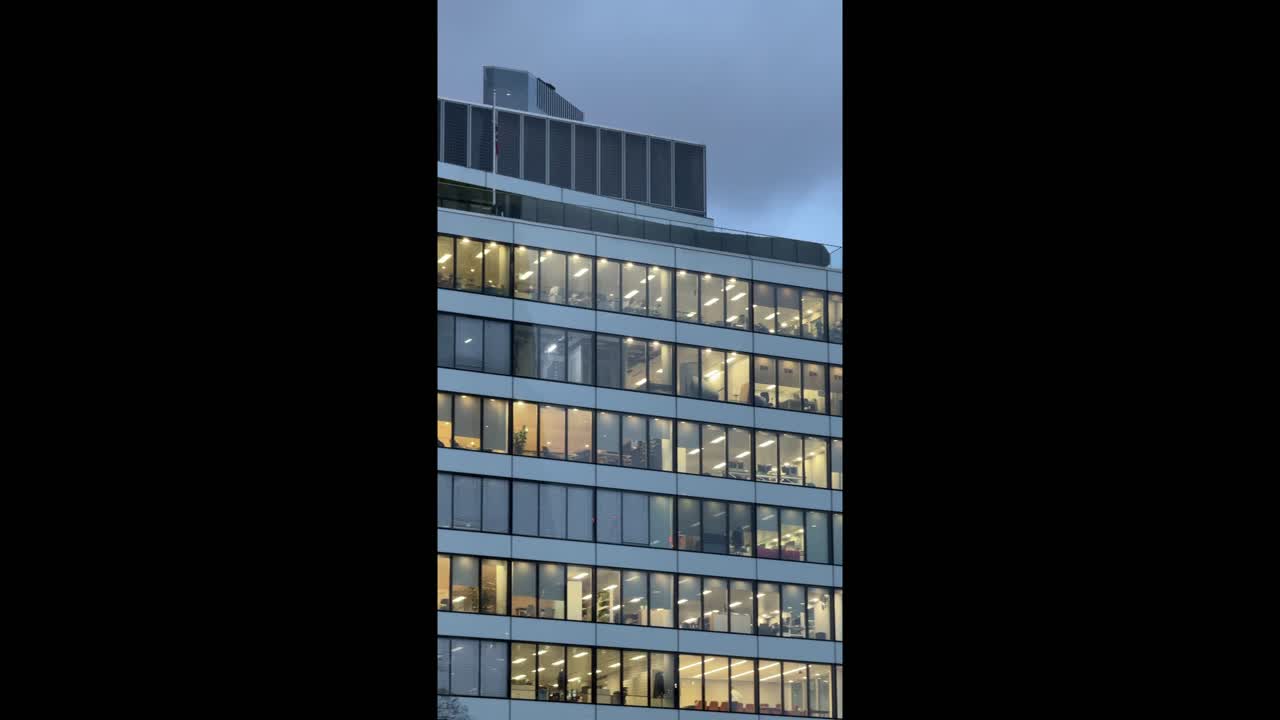 rascacielos de la ciudad por la noche