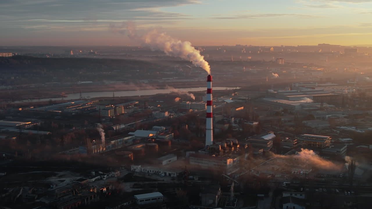 Vista aerea da drone della centrale termica di Chișinău all'alba, Moldavia. Vista del tubo con vapore che fuoriesce, paesaggio urbano