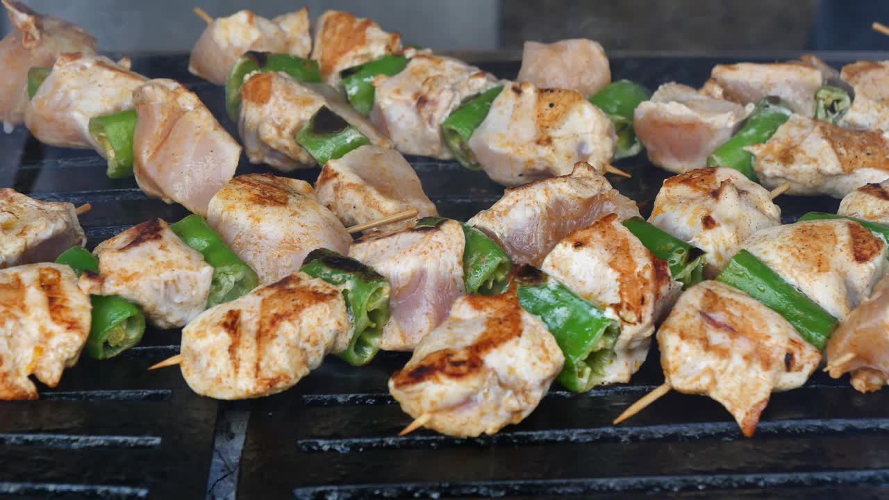 녹색 고추와 함께 고기 스피어