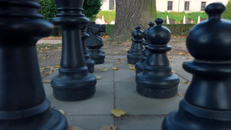 Vorwärtsschuss-Der-Großen-Schachfiguren,-Die-Vor-Spielbeginn-Auf-Einem-Großen-Außenschachbrett-Auf-Dem-Boden-Aufgestellt-Werden