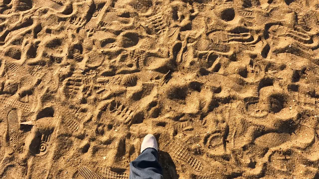 모래 속의 발자국, 해변 오두막, 는 사람들