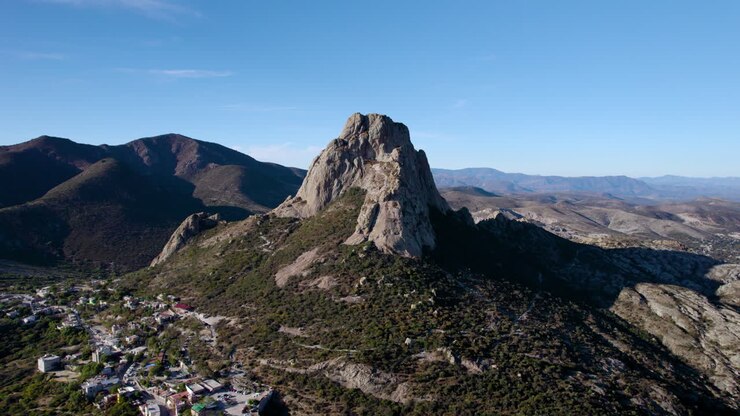 veduta di bernal e peña da un drone in messico