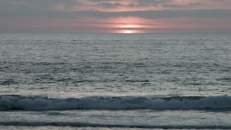 El-Sol-Se-Esconde-Bajo-El-Horizonte-Durante-El-Atardecer-En-Una-Playa-De-Cardiff,-California.