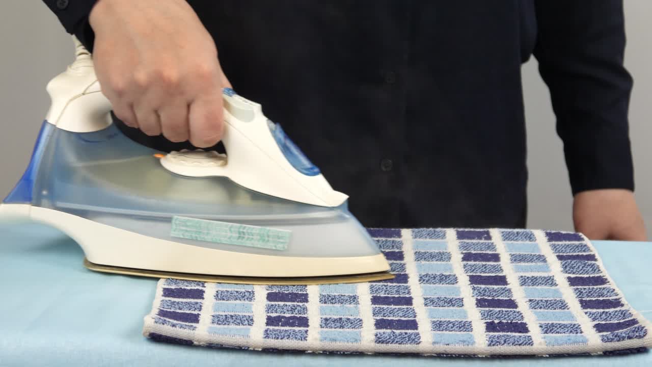 planchar ropa y toallas en el tablero