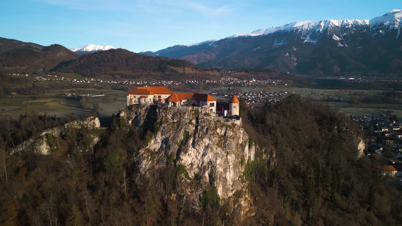 castillo medieval de bled, eslovenia - toma aérea cinematográfica de establecimiento
