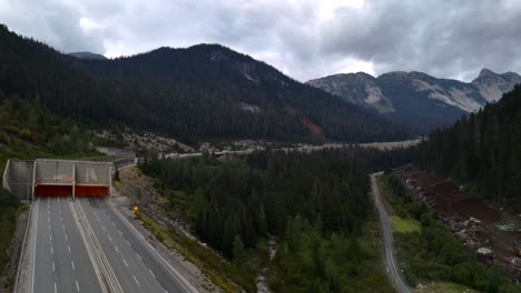 Vista-Aérea-De-La-Entrada-Del-Cobertizo-De-Nieve-Del-Gran-Oso-En-La-Autopista-Coquihalla.