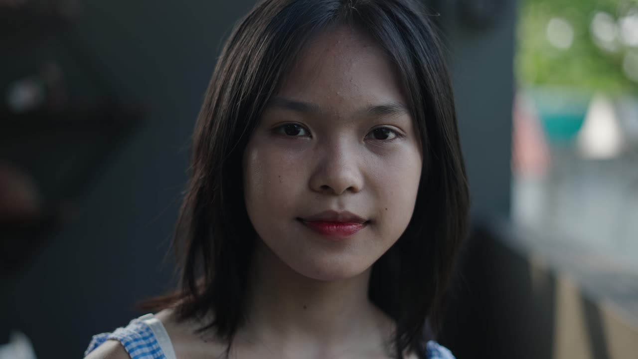 젊은 아시아 여자의 초상화