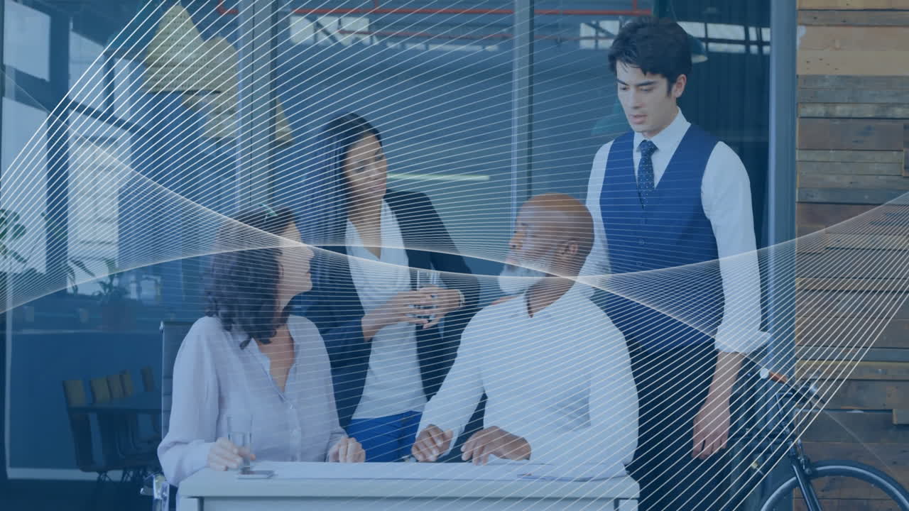 데이터 네트워크 애니메이션 오버레이와 함께 책상에서 프로젝트를 논의하는 비즈니스 팀