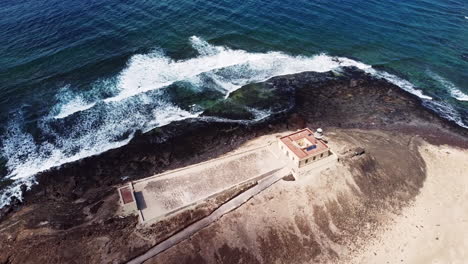 vista impresionante del faro de punta martiño en la isla de los lobos