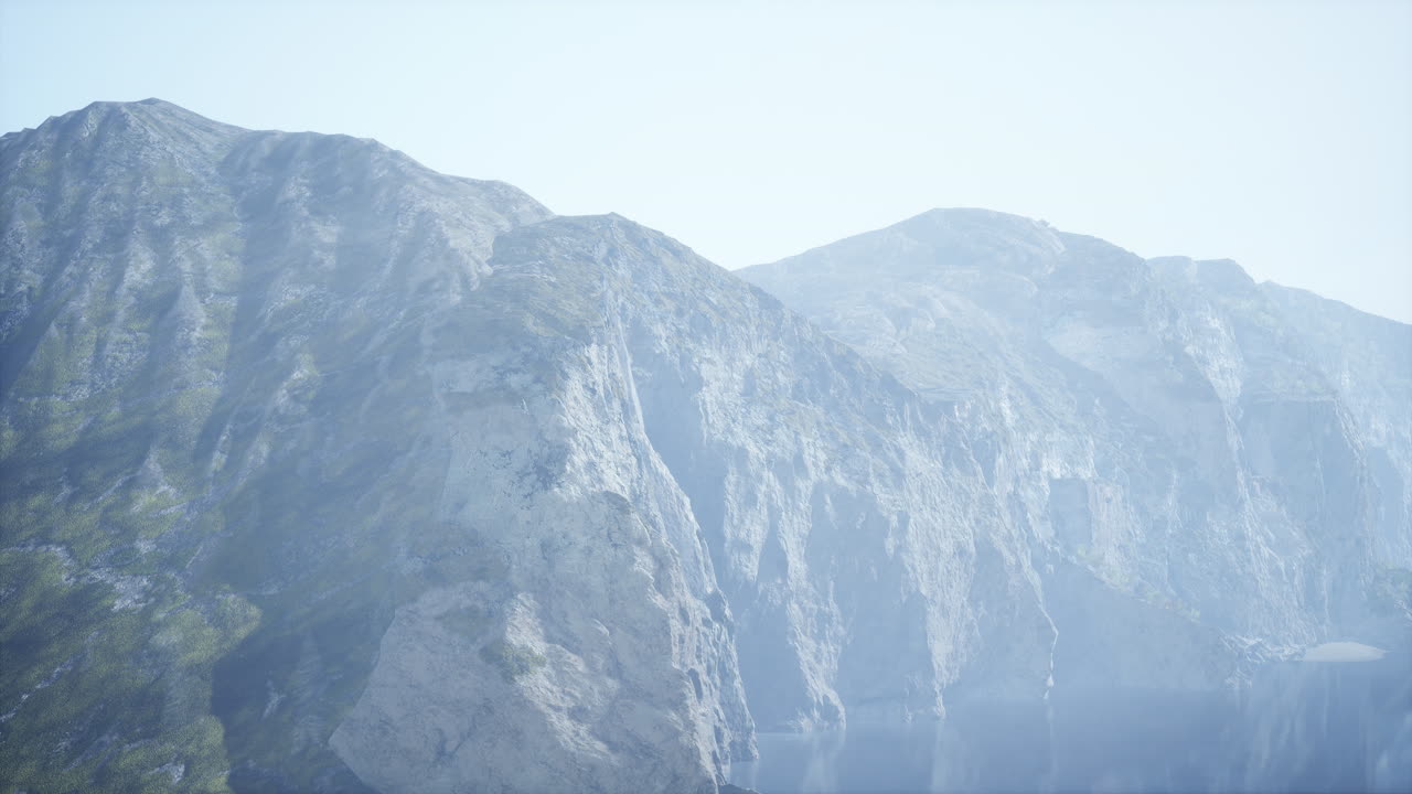 안개가 가득한 산악 호수 풍경