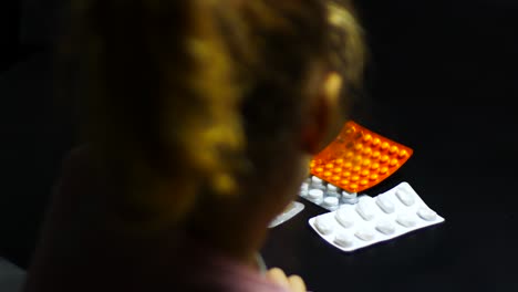 niño jugando con pastillas peligrosas sin el conocimiento de sus padres