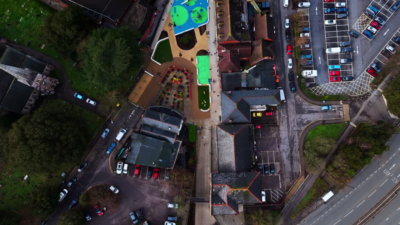 Luftfoto landskabsdroneoptagelse, der panorerer over Bitterne-forstaden i Southampton, Hampshire. Med mange huse, marker og træer langs de travle veje i området på en vinterdag