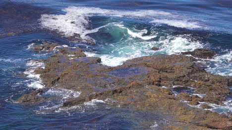 Olas-Del-Océano-Girando-Y-Chocando-Contra-Las-Rocas-Cerca-De-La-Costa-De-Rancho-Palos-Verdes-En-Cámara-Lenta