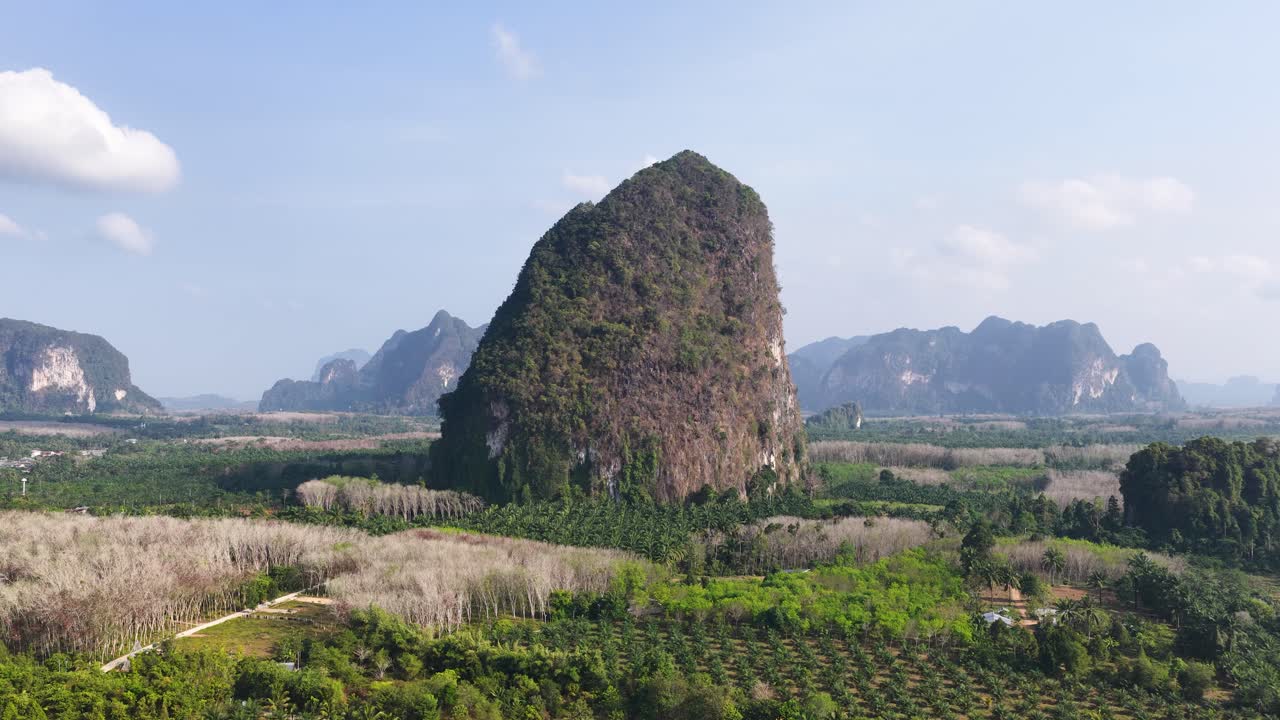 Ảnh chụp từ trên không bằng drone với góc rộng cảnh núi đá vôi karst và rừng nhiệt đới tươi tốt dưới ánh nắng mặt trời rực rỡ