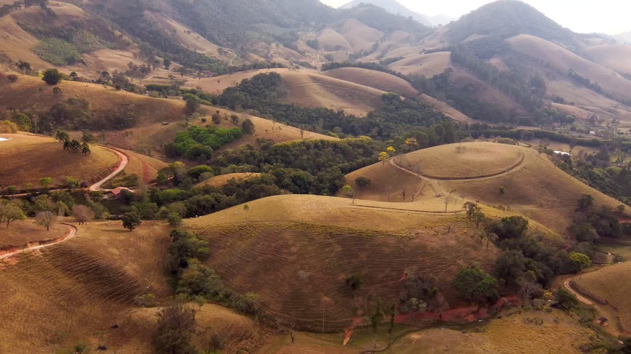Paesaggio montano sinuoso e meditativo